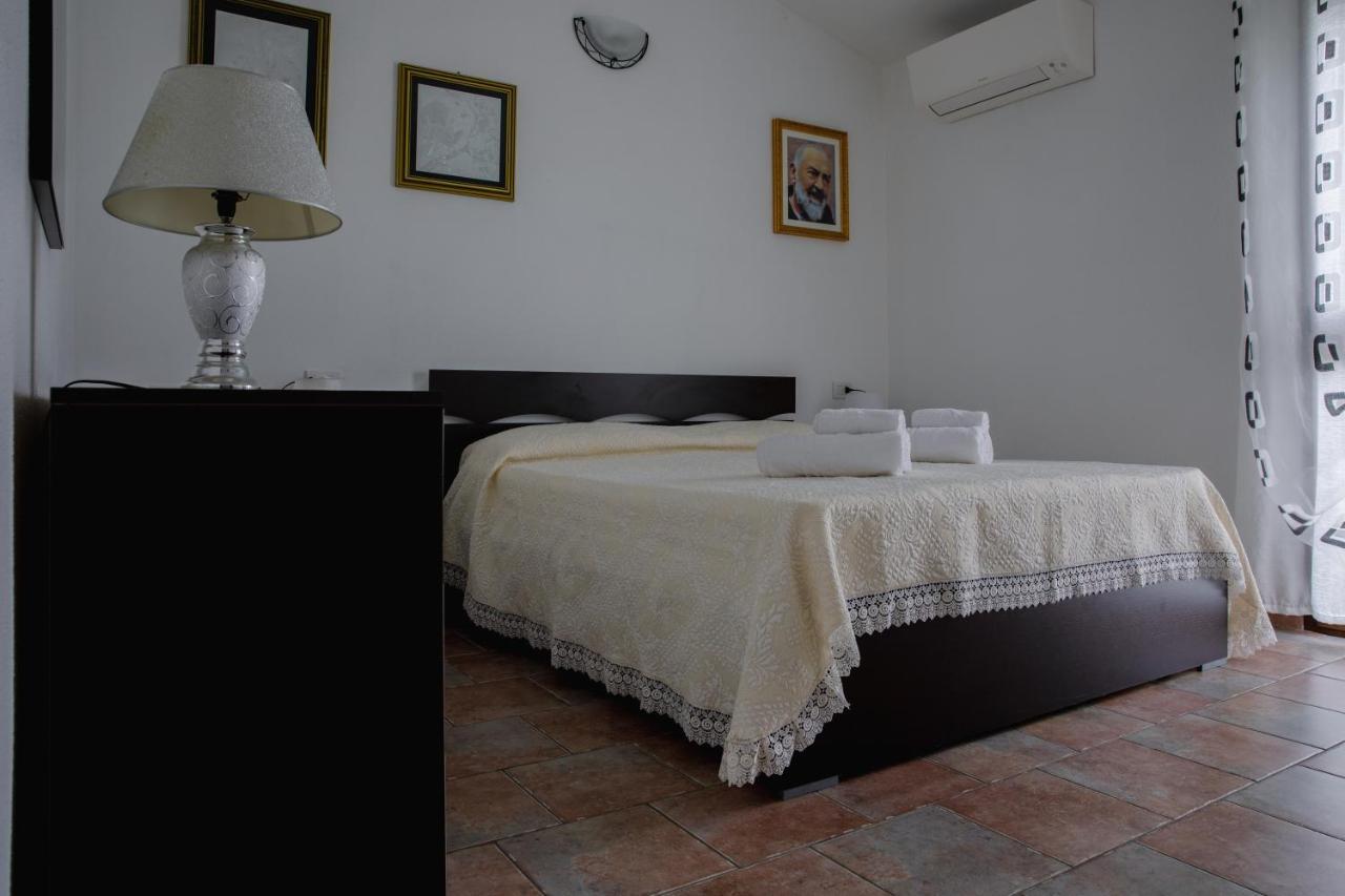 Le Residenze Di Baia Sant'Anna Villa Tanaunella Buitenkant foto